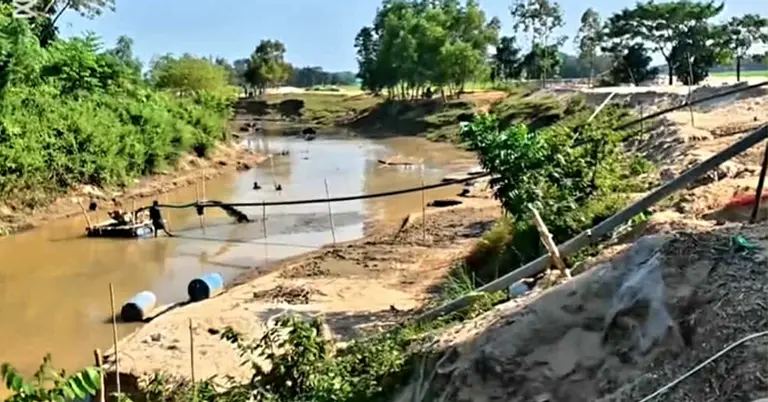 অবাধে বালু উত্তোলনে ঝুঁকির মুখে সীমান্তের শূন্য রেখা-আন্তর্জাতিক সীমানা